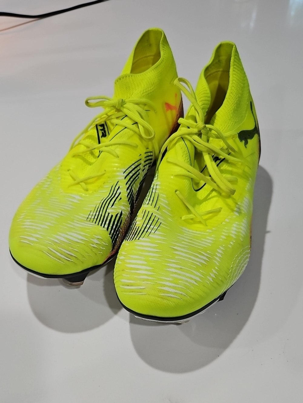 Puma Future 8  Neon Yellow Soccer Cleats with Black Accents Sz 11